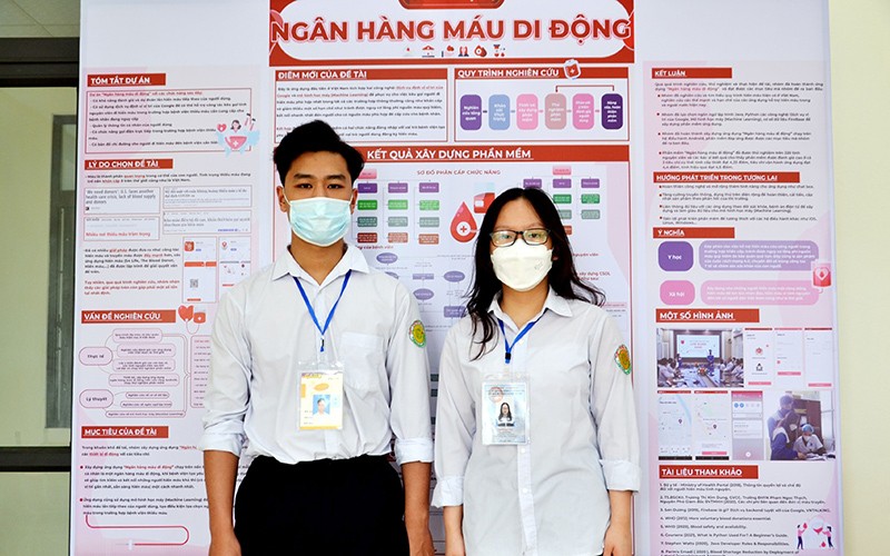 Hai học sinh Trần Phong và Trần Mỹ Chi, Trường THPT Chuyên Lào Cai đoạt giải nhất Cuộc thi khoa học kỹ thuật cấp quốc gia học sinh trung học năm 2021-2022.