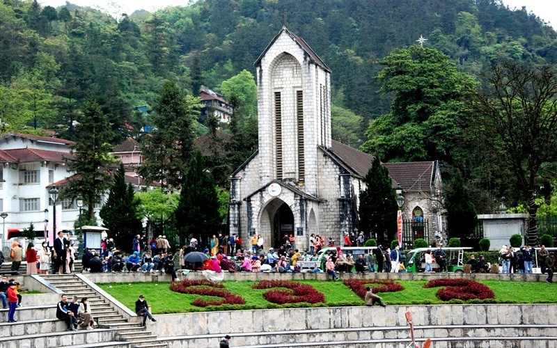 Rất đông du khách đến khu du lịch Quốc gia Sapa (Lào Cai) trong kỳ nghỉ lễ.