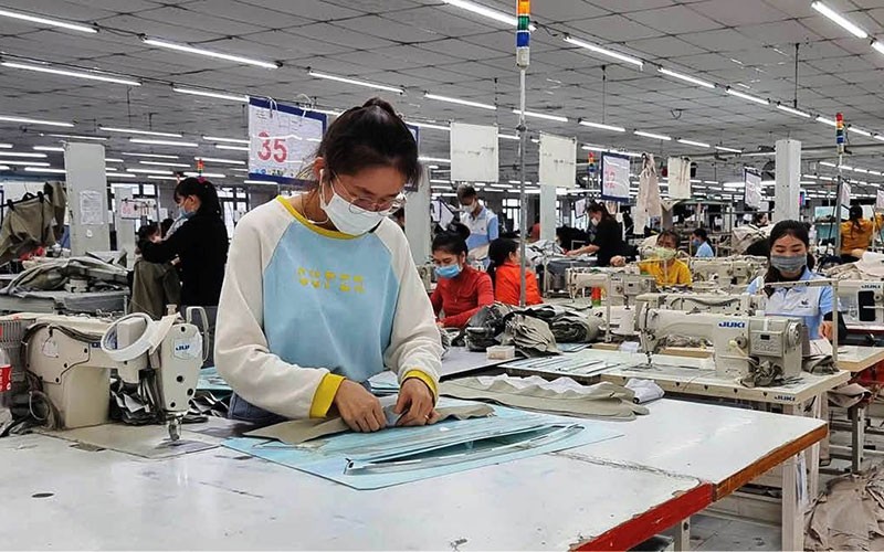 Các khu công nghiệp, nhà máy trong tỉnh (Thừa Thiên Huế) đã áp dụng kỹ thuật công nghệ cao, công nghệ thông tin, công nghiệp sạch để sản xuất sản phẩm xuất khẩu. 