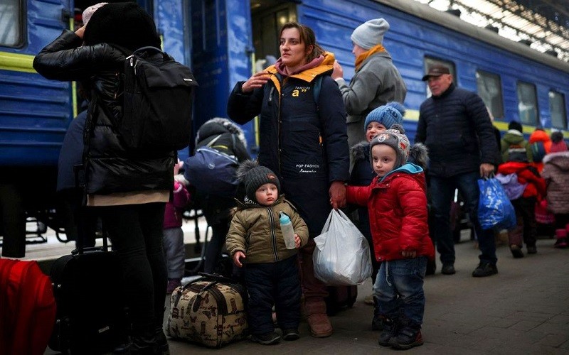 Một gia đình người Ukraine đến nhà ga tàu hỏa chuẩn bị đi sơ tán ở Lviv, Ukraine, ngày 1/3/2022. (Ảnh: Reuters)