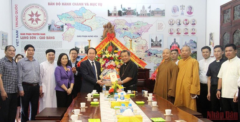 Đoàn công tác tặng quà Tòa Giám mục Giáo phận Lạng Sơn-Cao Bằng, nhân dịp Lễ phục sinh của đồng bào công giáo năm 2022. (Ảnh: HÙNG TRÁNG)