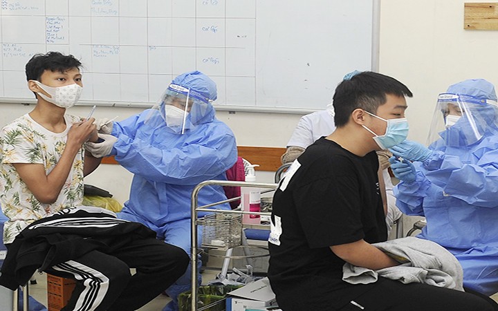 Tiêm vắc-xin ngừa Covid-19 cho học sinh tại quận Hoàn Kiếm, Hà Nội. (Ảnh ANH SƠN)