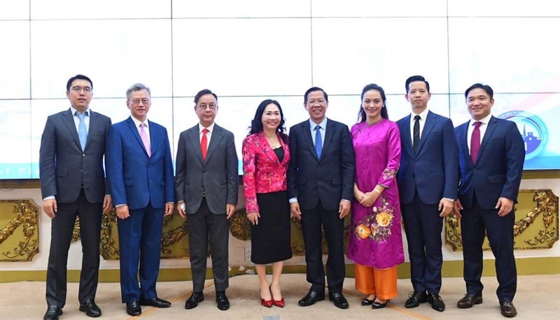 Đồng chí Phan Văn Mãi (thứ 4 từ phải qua) cùng các nhà đầu tư.