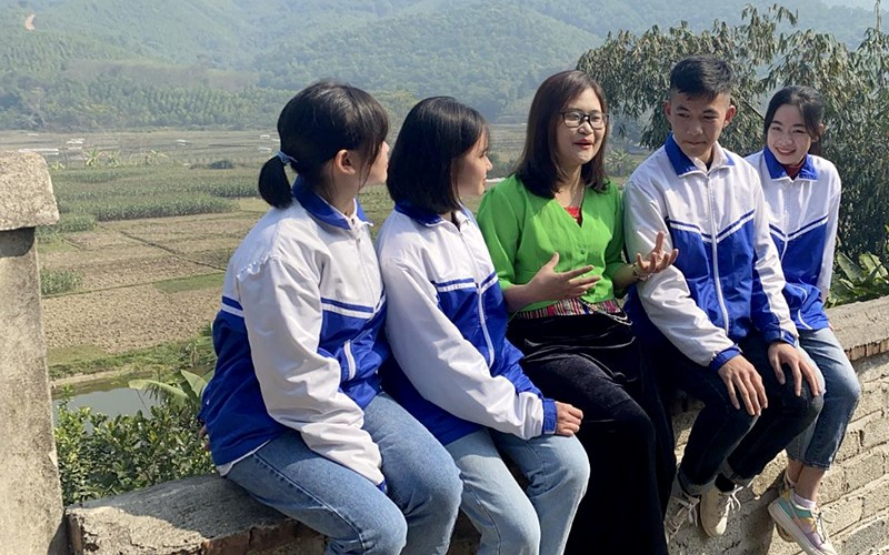 Cô giáo Hà Ánh Phượng trao đổi, trò chuyện với học sinh Trường THPT Hương Cần (tỉnh Phú Thọ).
