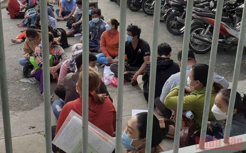 Người lao động xếp hàng từ sớm để làm thủ tục rút bảo hiểm xã hội 1 lần tại Bảo hiểm xã hội thành phố Thủ Đức, thành phố Hồ Chí Minh.