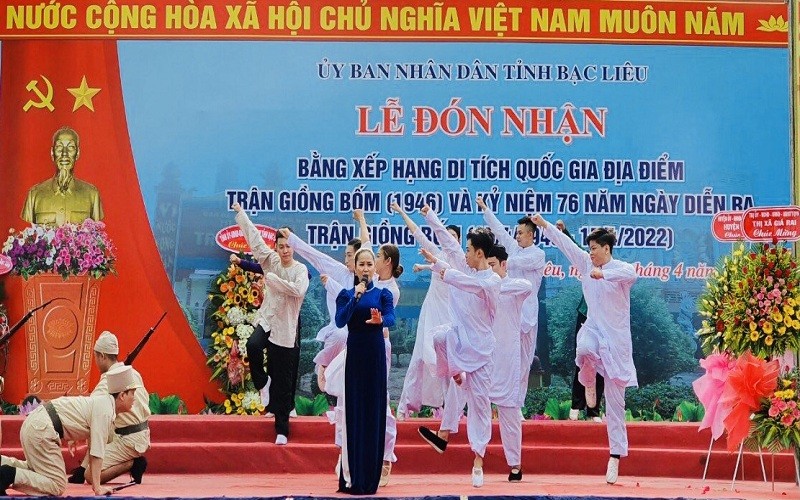 Một tiết mục văn nghệ chào mừng lễ đón nhận Bằng xếp hạng Di tích Quốc gia tại Bạc Liêu.
