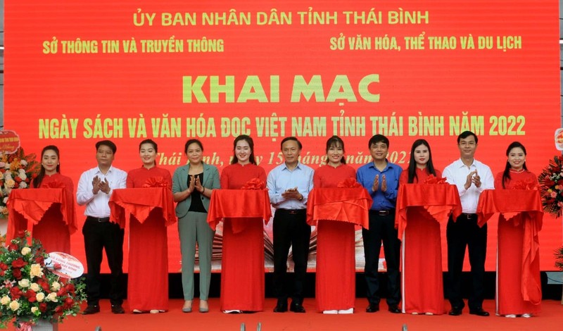 Cắt băng khai mạc Ngày Sách và Văn hóa đọc Việt Nam tại Thái Bình.