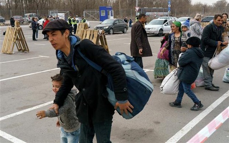 Người dân Ukraine sơ tán khỏi Berdyansk và Mariupol ngày 1/4/2022. (Ảnh: AFP/TTXVN)