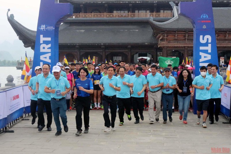 Các vận động viên tham gia Giải marathon Vì An toàn giao thông năm 2022 tại chùa Tam Chúc. (Ảnh: Đào Phương)