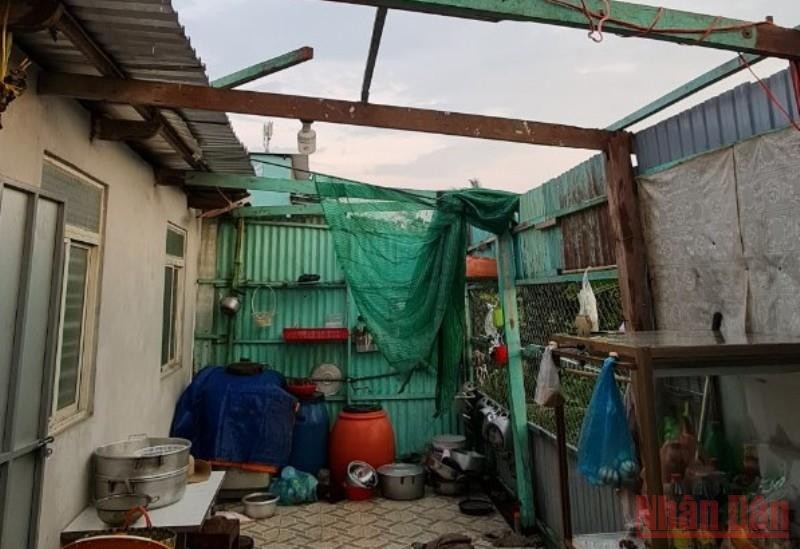 Một căn nhà ở huyện Phú Tân bị tốc mái.