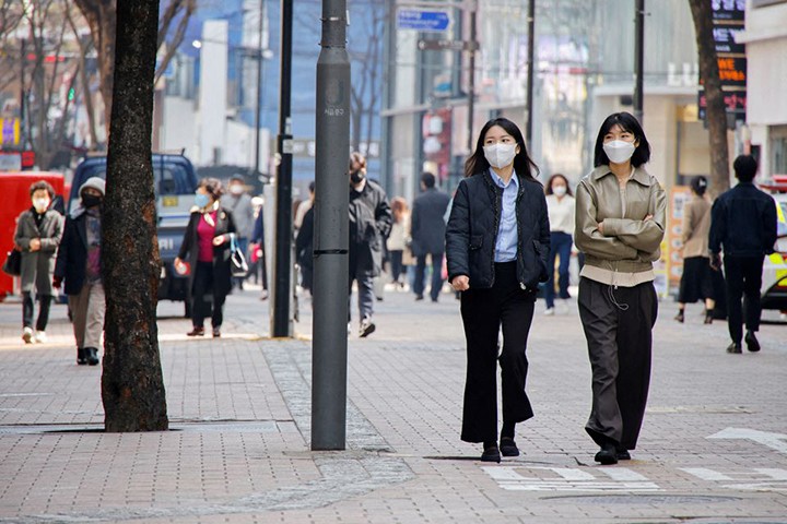 Những phụ nữ đeo khẩu trang dạo bước tại khu vực mua sắm giữa đại dịch Covid-19 ở Seoul, Hàn Quốc, ngày 16/3/2022. (Ảnh: Reuters)