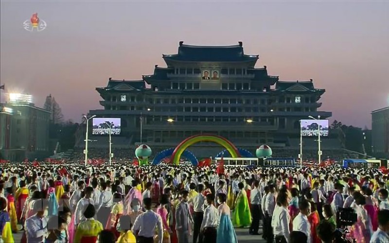 Một tiết mục biểu diễn của sinh viên Triều Tiên nhân kỷ niệm 110 năm ngày sinh cố Chủ tịch Kim Nhật Thành tại thủ đô Bình Nhưỡng, tối 15/4/2022. (Ảnh: Yonhap/TTXVN)