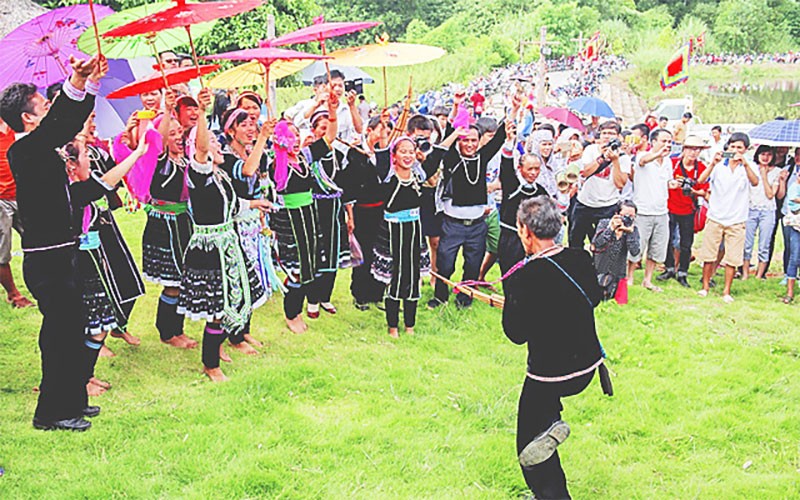 Biểu diễn trong Ngày hội văn hóa các dân tộc tại Làng Văn hóa du lịch các dân tộc Việt Nam (Sơn Tây, Hà Nội) thu hút khách tham dự. 