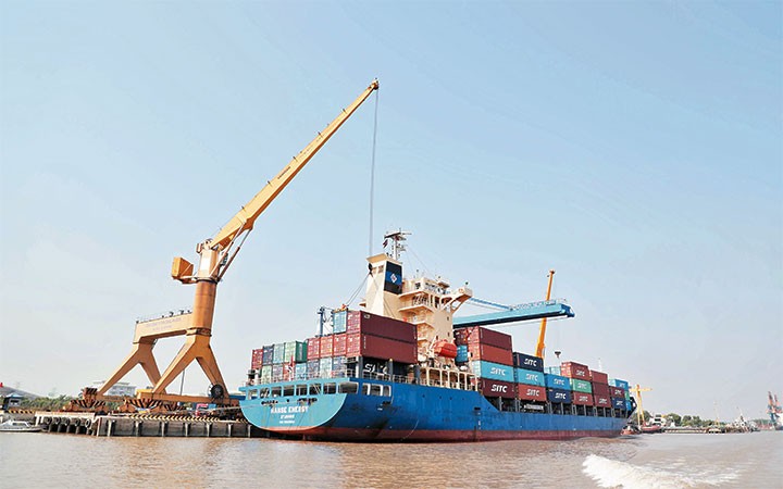 Bốc xếp hàng xuất khẩu tại cảng Container Quốc tế Tân cảng Hải Phòng. (Ảnh: HÀ THU)
