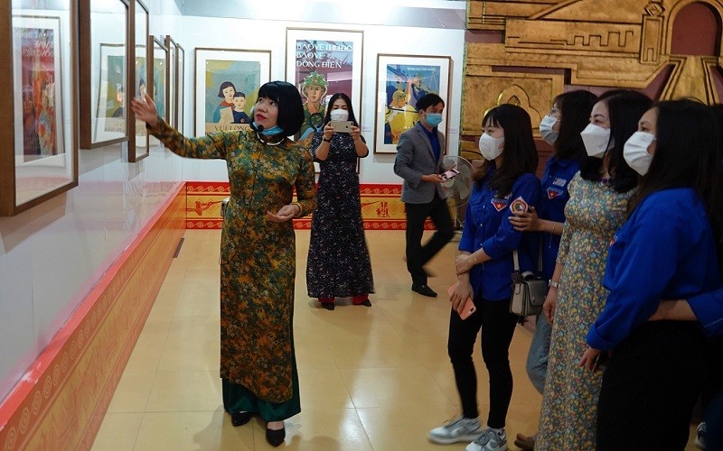 Đại biểu và đoàn viên thanh niên xem triển lãm tranh cổ động.