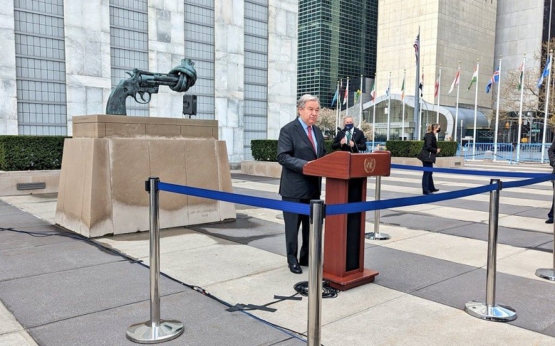 Tổng Thư ký Liên hợp quốc Antonio Guterres phát biểu trước tác phẩm điêu khắc nổi tiếng “Không bạo lực” với biểu tượng nòng súng bị vặn xoắn thắt nút, đặt tại Trụ sở Liên hợp quốc ở New York, Mỹ, ngày 19/4/2022. (Ảnh: Liên hợp quốc)