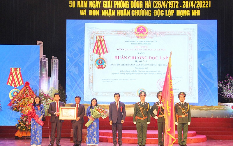 Thừa ủy quyền của Chủ tịch nước, Bí thư Tỉnh ủy Lê Quang Tùng trao Huân chương Độc lập hạng Nhì cho Đảng bộ, chính quyền và nhân dân thành phố Đông Hà.