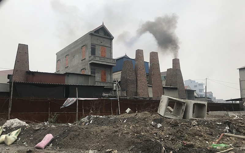 Nhiều cơ sở đúc nhôm tại xã Văn Môn (Yên Phong, Bắc Ninh) xả xỉ thải, khí thải không qua xử lý, gây ô nhiễm môi trường nghiêm trọng. (Ảnh THÁI PHAN)