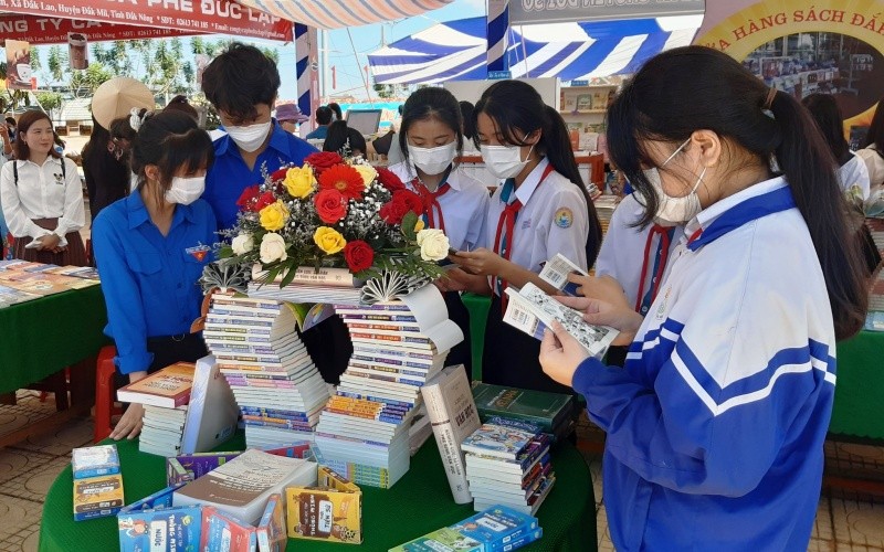 Ngày Hội sách và Văn hóa đọc đã thu hút đông đảo cán bộ, đảng viên, đoàn viên thanh niên và học sinh.
