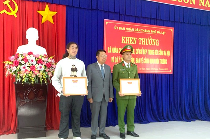 Chủ tịch UBND TP Đà Lạt biểu dương và trao giấy khen tặng Đại úy Nguyễn Đức Dũng và anh Châu Lê Minh Lân.