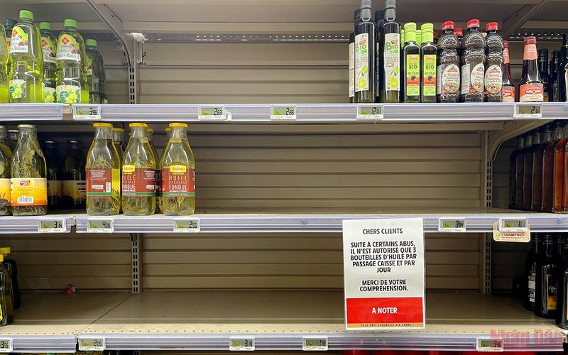 Biển báo khuyến cáo người dân không nên tích trữ dầu hướng dương trong chuỗi siêu thị Intermarché SUPER tại Paris. (Ảnh: MINH DUY)