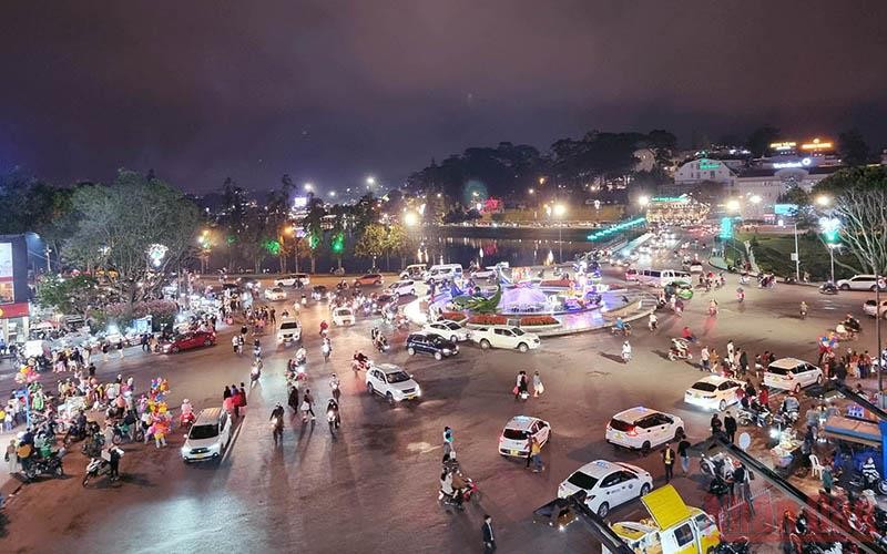 Khu vực trung tâm phố núi Đà Lạt trong đêm khai mạc “Tuần lễ vàng du lịch Lâm Đồng 2022”.
