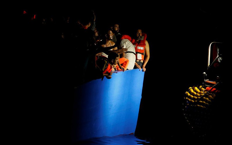 Người di cư chờ tàu đến giải cứu trong chiến dịch giải cứu trong hải phận quốc tế ở ngoài khơi bờ biển Tunisia, ngày 1/8/2021. (Ảnh: Reuters)