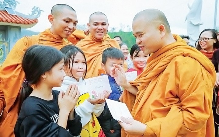 Chăm sóc thiếu nhi - một trong các hoạt động vì cộng đồng của Phật giáo Việt Nam. (Ảnh THIỆN MINH)
