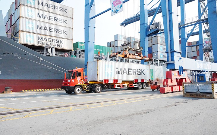 Bốc xếp hàng hóa xuất, nhập khẩu tại cảng Tân Cảng-Cát Lái, thành phố Thủ Đức, thành phố Hồ Chí Minh.