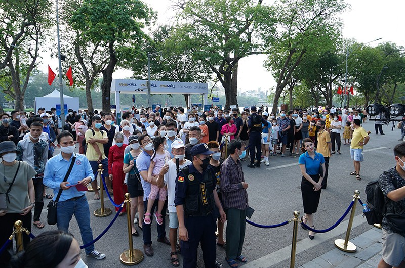 Hàng chục nghìn khách đến mua sắm tại Vietnam Airlines Festa