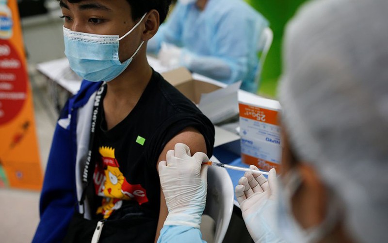 Học sinh Thái Lan tiêm vaccine ngừa Covid-19 tại một trường học ở thủ đô Bangkok. (Ảnh: Reuters)