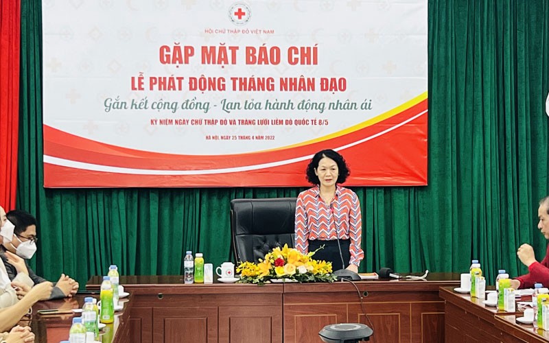 Chủ tịch Trung ương Hội Chữ thập đỏ Việt Nam Bùi Thị Hòa phát biểu tại buổi họp báo.