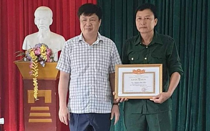 Phó Chủ tịch UBND huyện Thanh Chương Lê Đình Thanh trao giấy khen cho ông Nguyễn Hữu Hiền. (Ảnh: Báo Nghệ An)