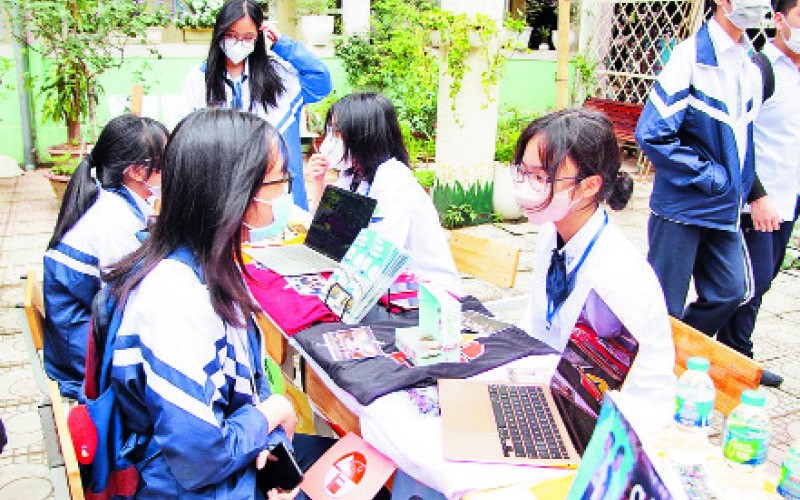 Học sinh lớp 9 Trường trung học cơ sở Thăng Long (quận Ba Đình) rất quan tâm tới buổi tư vấn ôn thi, chọn trường do các cựu học sinh trường này thực hiện.