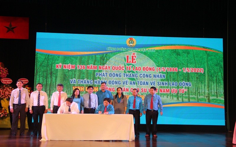 Lãnh đạo Công đoàn Cao-su và Tập đoàn Công nghiệp Cao-su Việt Nam ký thỏa ước lao động.