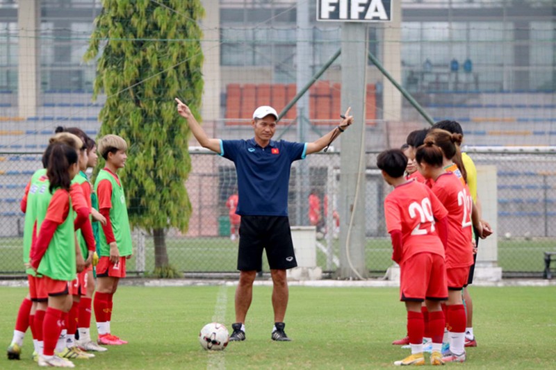 Huấn luyện viên Akira Ijiri dặn dò các học trò trước buổi tập. (Ảnh: VFF)