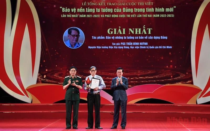 Thường trực Ban Bí thư Võ Văn Thưởng và Đại tướng, Bộ Trưởng Quốc phòng Phan Văn Giang trao giải nhất cho PGS,TS Trần Đình Huỳnh.