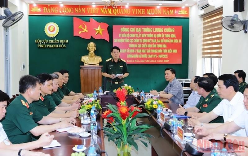 Đại tướng Lương Cường thăm, nói chuyện với cựu chiến binh ở Thanh Hóa.