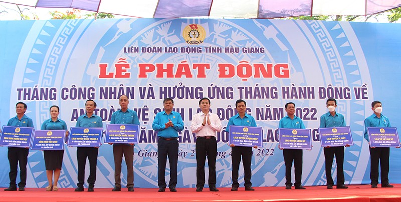 Phó Bí thư Thường trực Tỉnh ủy Hậu Giang Trần Văn Huyến trao bảng tượng trưng mái ấm công đoàn và quà cho Liên đoàn lao động các huyện, thị xã.
