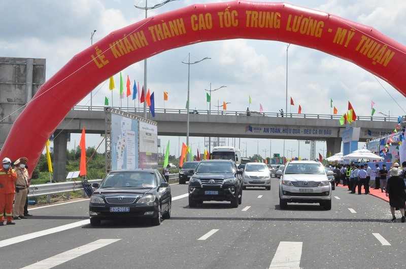 Những chiếc xe đầu tiên đi vào cao tốc Trung Lương-Mỹ Thuận sau lễ khánh thành.