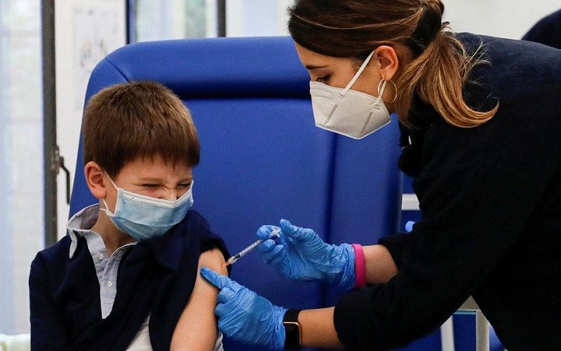 Tiêm vaccine cho trẻ em từ 5-11 tuổi tại Bệnh viện Nuovo Regina Margherita, Rome, Italia, ngày 15/12/2021. (Ảnh: Reuters)