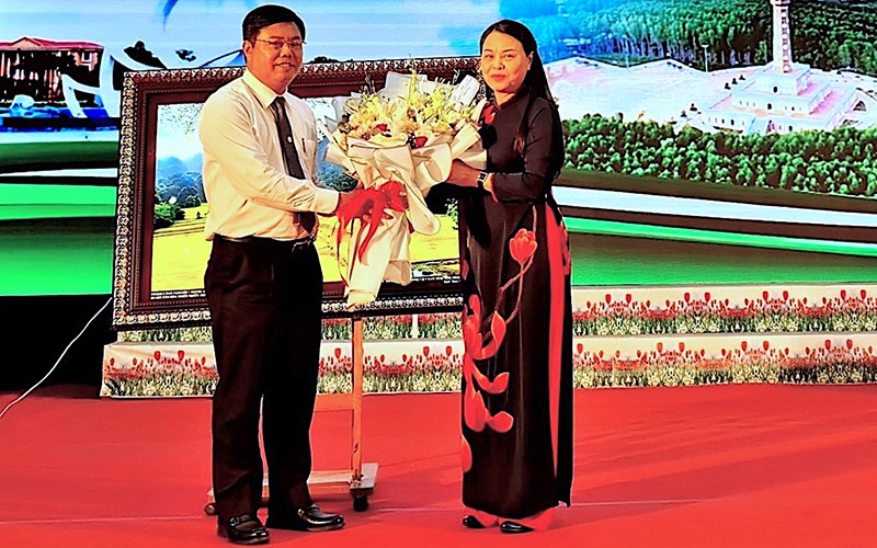 Bí thư Tỉnh ủy Cà Mau và lãnh đạo tỉnh Ninh Bình trao quà lưu niệm tại Hội nghị.