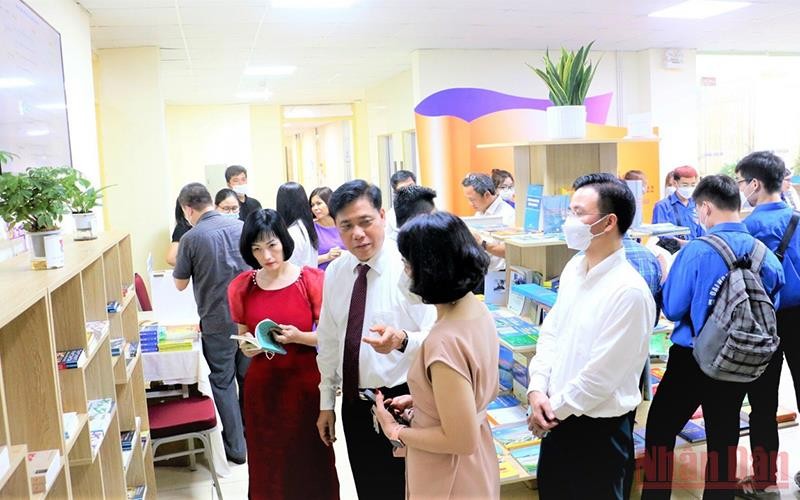 Thứ trưởng Giao thông vận tải Nguyễn Ngọc Đông tham quan gian trưng bày sách tại Bộ.
