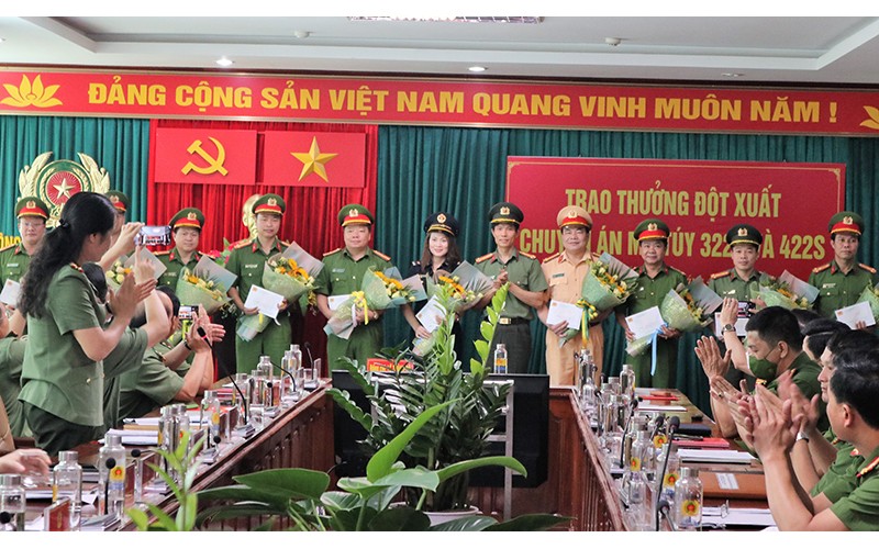 Thừa ủy quyền Bộ trưởng Công an, Đại tá Ngô Thanh Bình, Giám đốc Công an tỉnh Điện Biên trao thưởng các lực lượng phá án.
