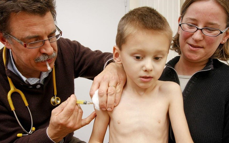 Tiêm phòng viêm gan B cho trẻ nhỏ ở Merville, Pháp. (Ảnh: BSIP/UIG/Getty Images)