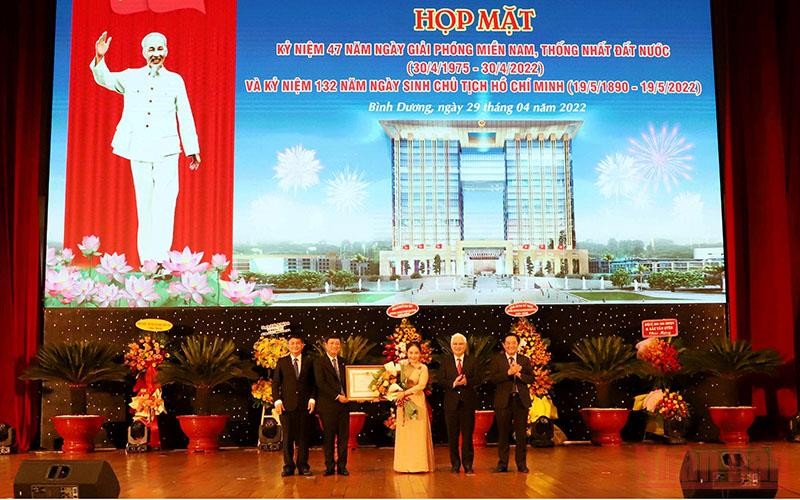 Thừa ủy quyền của Chủ tịch nước, lãnh đạo tỉnh Bình Dương trao Huân chương Lao động hạng Nhì tặng đồng chí Nguyễn Thị Lệ Trinh, Chủ tịch Hội Chữ thập đỏ tỉnh Bình Dương.
