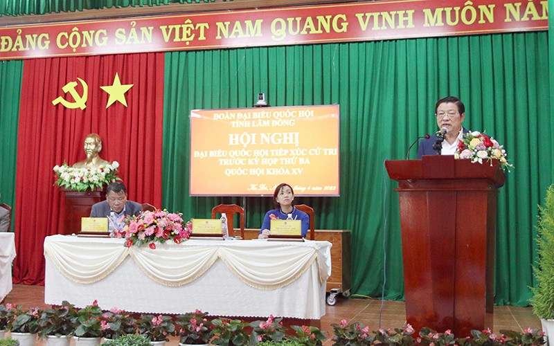 Đồng chí Phan Đình Trạc phát biểu ý kiến tại buổi tiếp xúc.