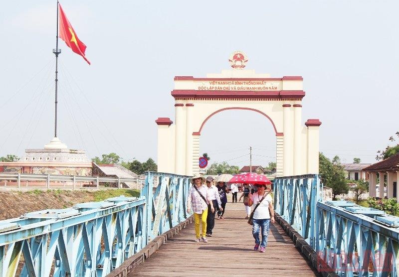 Du khách tham quan cầu Hiền Lương bắc qua sông Bến Hải.