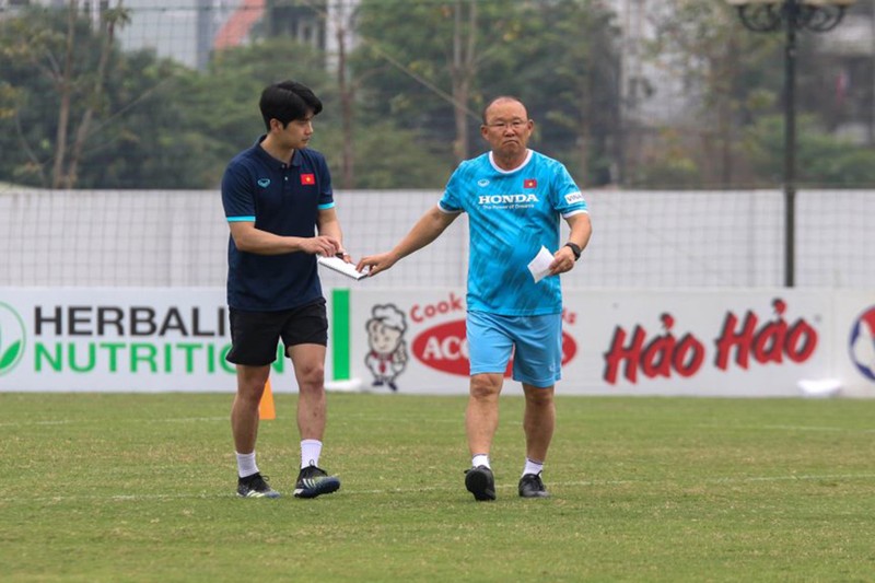Huấn luyện viên Park Hang-seo cùng trợ lý trên sân tập. (Ảnh: VFF)