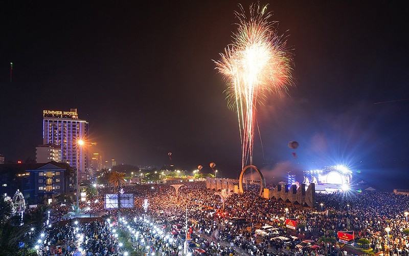Hàng chục nghìn du khách đổ về Cửa Lò để xem bắn pháo hoa dịp Giỗ Tổ Hùng Vương.
